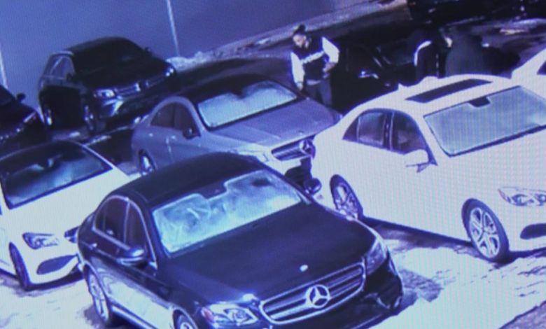 سرقة سيارة وقحة من وكالة سيارات بالقرب من مونتريال وعلى مرأى الموظف