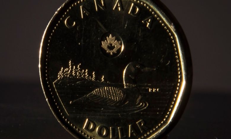 أعلنت هيئة الإحصاء الكندية أن الأسر مدينة بـ 1.79 دولارا من ديون سوق الائتمان في المتوسط مقابل كل دولار من الدخل المتاح في الربع الرابع