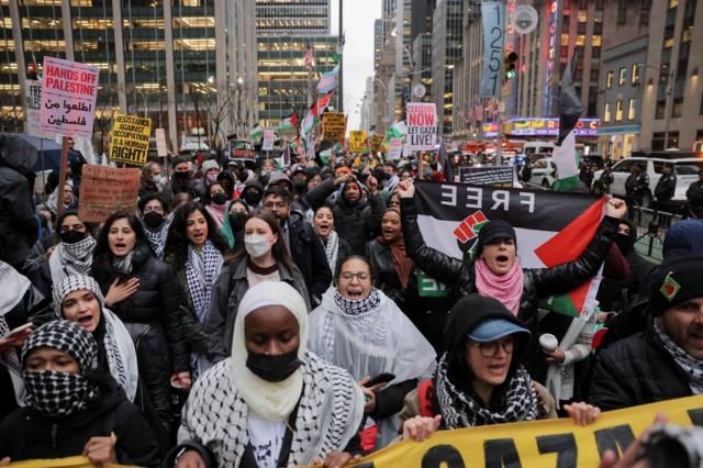 متظاهرون يطالبون بوقف إطلاق النار في غزة، في يوم مخصص لجمع التبرعات للرئيس الأمريكي جو بايدن في مدينة نيويورك بالولايات المتحدة