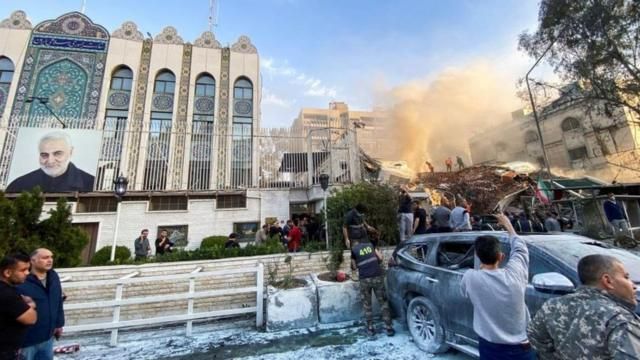 ما يُشتبه في أنها غارة جوية إسرائيلية، دمرت مبنى القنصلية الإيرانية في المزة بالعاصمة دمشق، كما سبق أن أصابت غارات مماثلة مباني سكنية في المنطقة