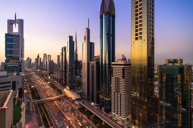 منظر عام لمدينة دبي وناطحات السحاب فيها