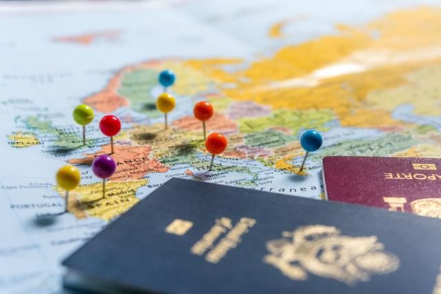 جوازات سفر على خريطة مع دبابيس