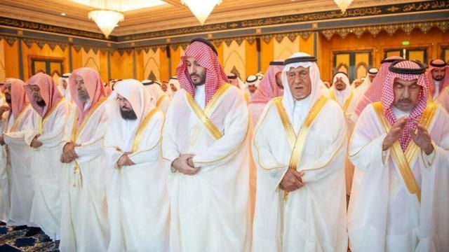 صورة نشرتها وكالة الأنباء السعودية (واس) تظهر ولي العهد السعودي الأمير محمد بن سلمان (3 يمين) وهو يؤدي صلاة عيد الفطر في المسجد الحرام في مدينة مكة المكرمة في 10 أبريل 2024.