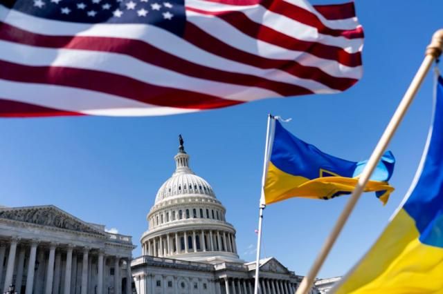 العلمان الأمريكي والأوكراني يرفرفان بالقرب من مبنى الكابيتول الأمريكي في 20 أبريل/نيسان 2024 في واشنطن العاصمة