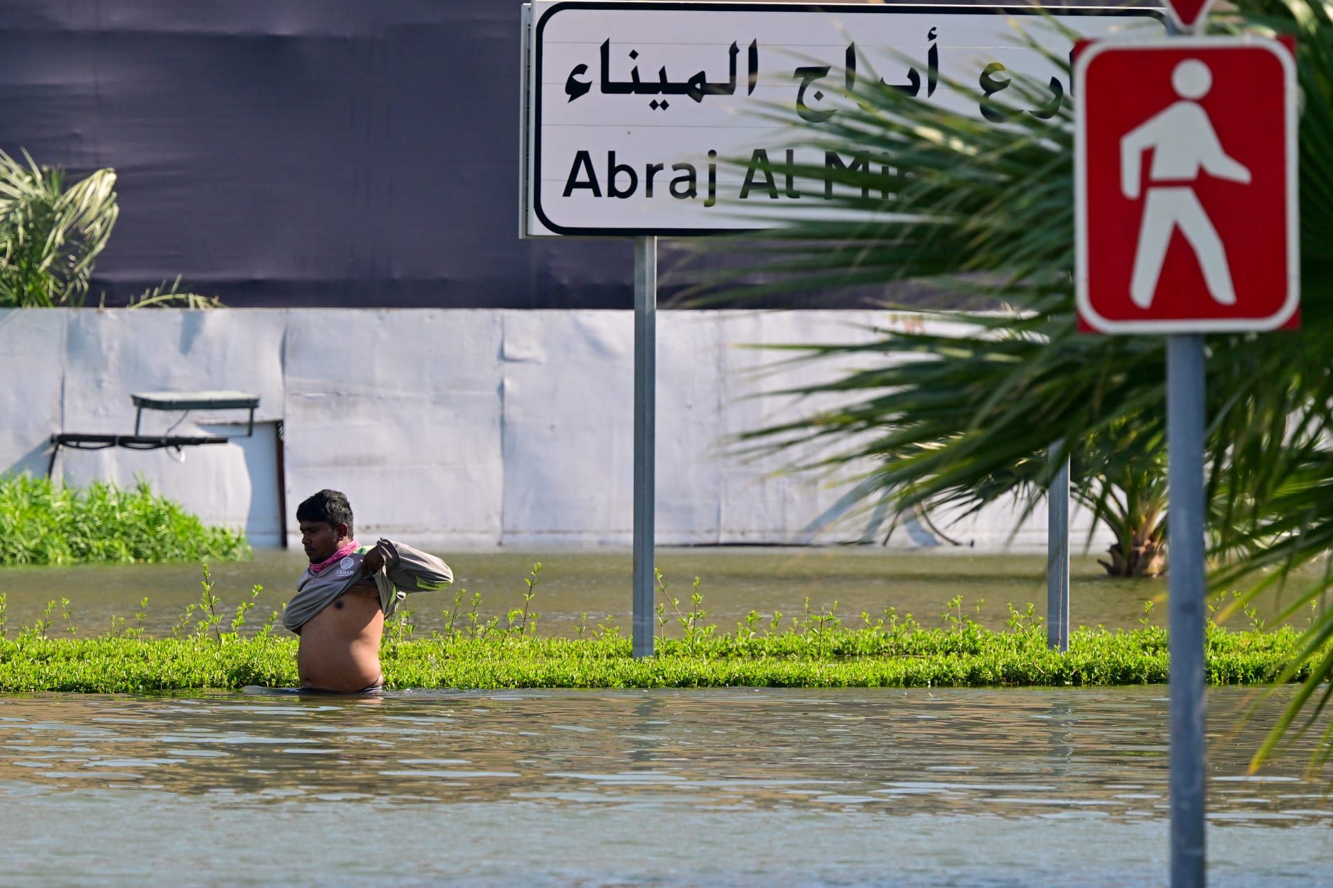 أحدث صور من دبي للفيضانات مع استمرار الجهود لليوم الرابع بعد الأمطار القياسية
