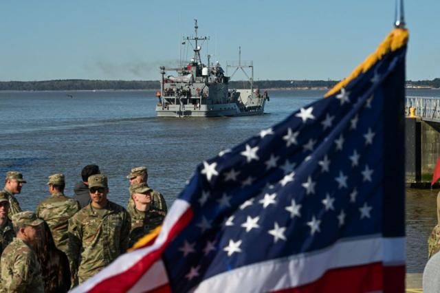 جنود الجيش الأمريكي يودعون سفينة على رصيف قاعدة في فيرجينيا، في 12 مارس/آذار 2024، تحمل لواء للمساعدة في ممر المساعدات الإنسانية متعددة الجنسيات إلى غزة.