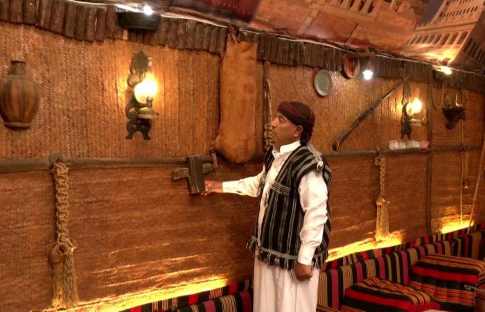حفاظا على الموروث الشعبي اليمني.. صنعاني يحول غرفة معيشته لمتحف مؤقت