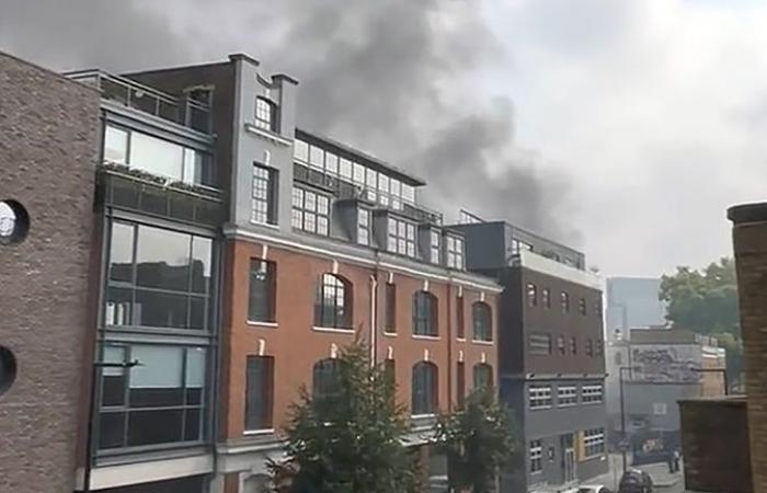 Large fire in railway arches severely disrupts trains at London Bridge