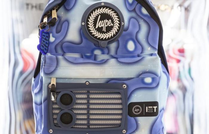 Schoolgirl's hi-tech backpack designed to tackle airborne diseases