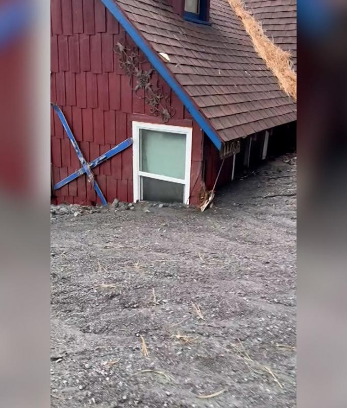 متابعة: مشاهد صادمة لعاصفة مدمّرة في كاليفورنيا.. منازل وسيارات تحت الوحل