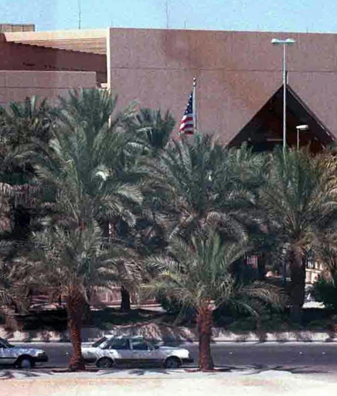 بعد تعرضها لهجوم.. إغلاق السفارة الأمريكية في السعودية