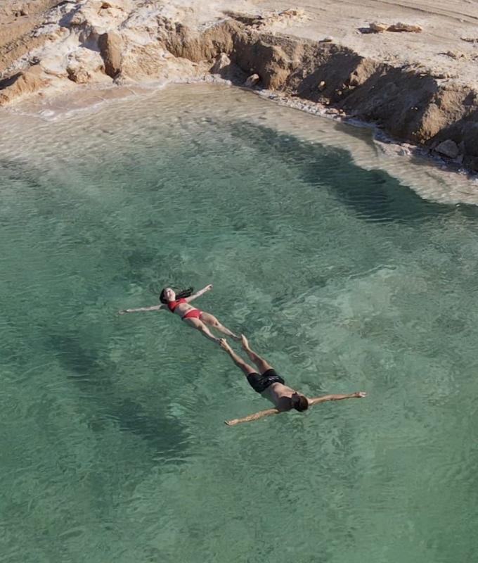 بحيرات الملح الملونة في مصر.. مشاهد جوية لفسيفساء من عالم آخر