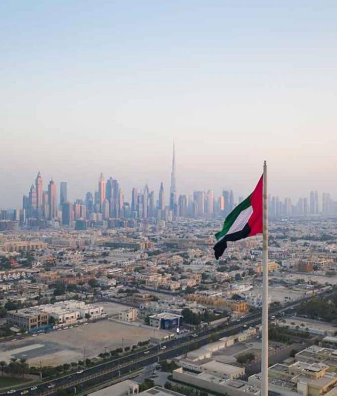 الإمارات: التعامل مع حادث محدود بدبي نتيجة سقوط شظية ناجمة عن اعتراض الدفاعات الجوية لتهديد