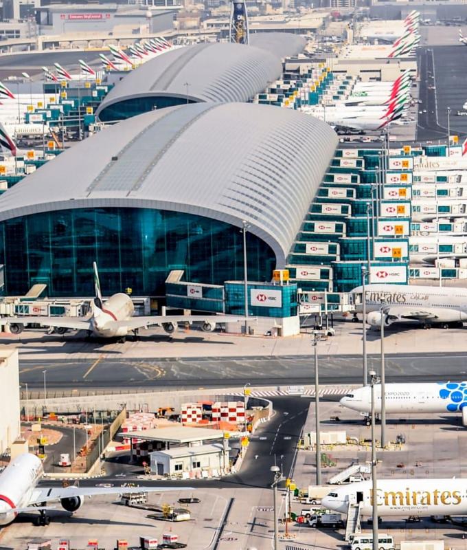 مطار دبي الدولي يعلّق العمليات التشغيلية بشكل مؤقت