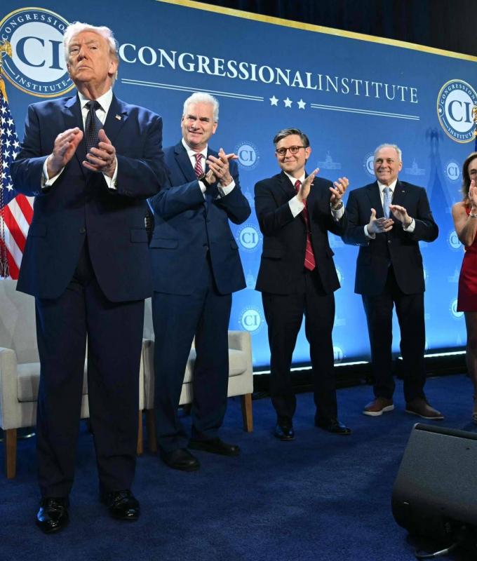 ترمب:
      «لم
      يتبق
      شيء
      يُذكر»
      لاستهدافه
      في
      إيران