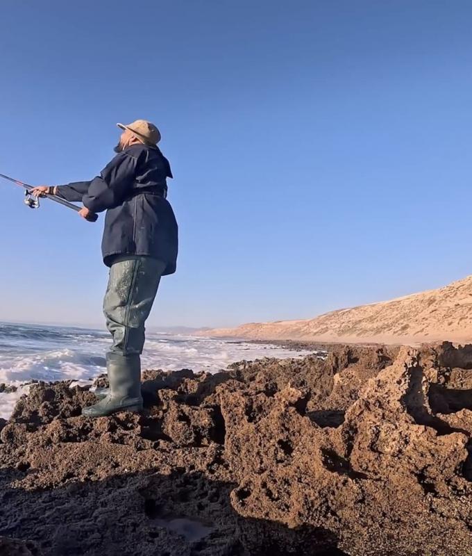 أسماك وخبز على الحطب..مغربي يصطاد وجبة إفطاره الرمضاني من البحر مباشرة