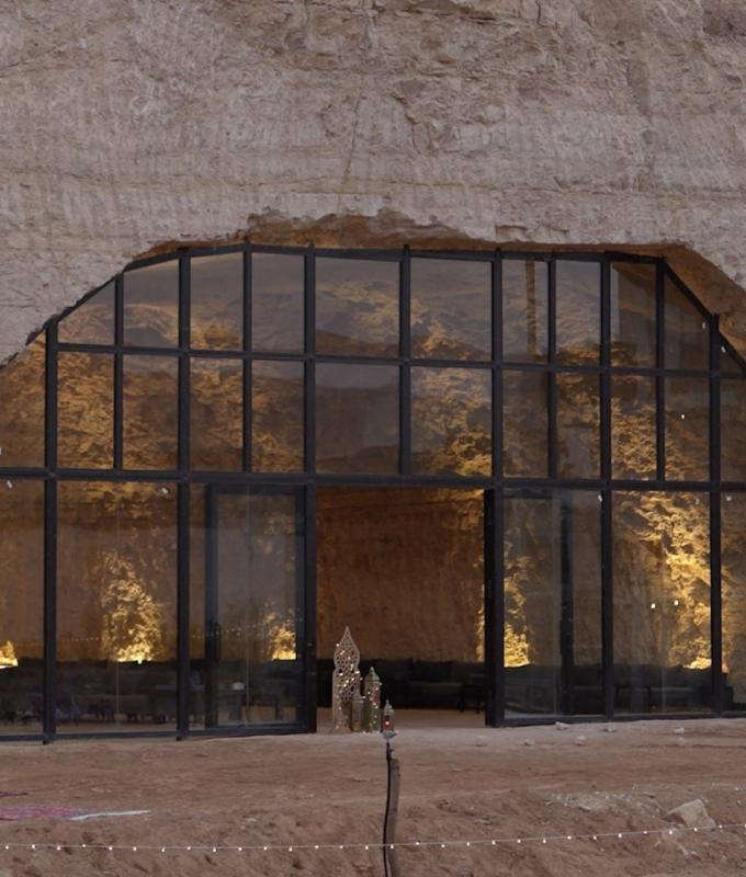 "مجلس الكهف" في السعودية..هكذا قام سعودي بتجويفه داخل الجبال الصخرية في مزرعته