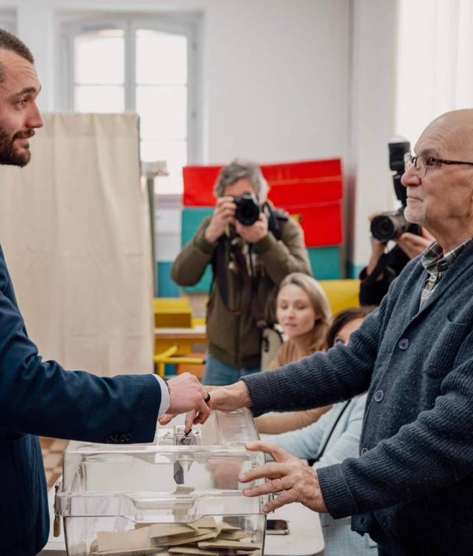 انتخابات
      بلدية
      في
      فرنسا
      تشكل
      اختباراً
      لليمين
      المتطرف