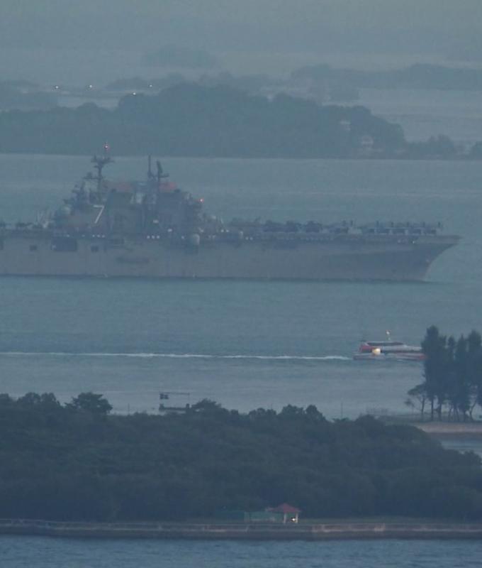 متابعة: شاهد.. سفينة حربية أمريكية يُعتقد أنها تقلّ جنود مشاة بحرية إلى الشرق الأوسط تمرّ عبر سنغافورة