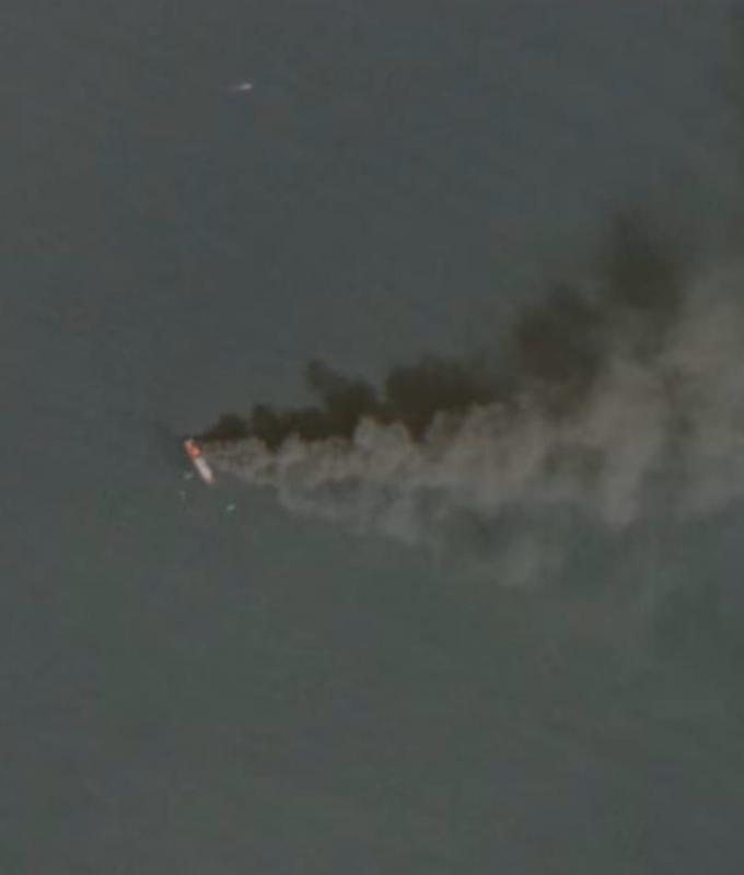 مضيق هرمز.. سفينة شحن مشتعلة تلتقط صُورتها الأقمار الصناعية الأربعاء