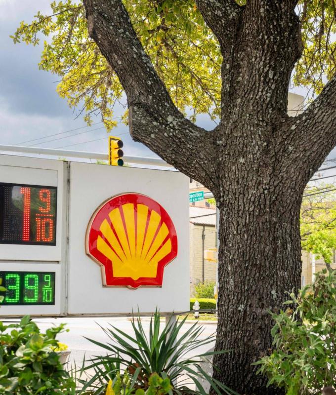 النفط
      يقفز
      فوق
      106
      دولارات
      بعد
      خطاب
      ترمب
      وتهديده
      إيران