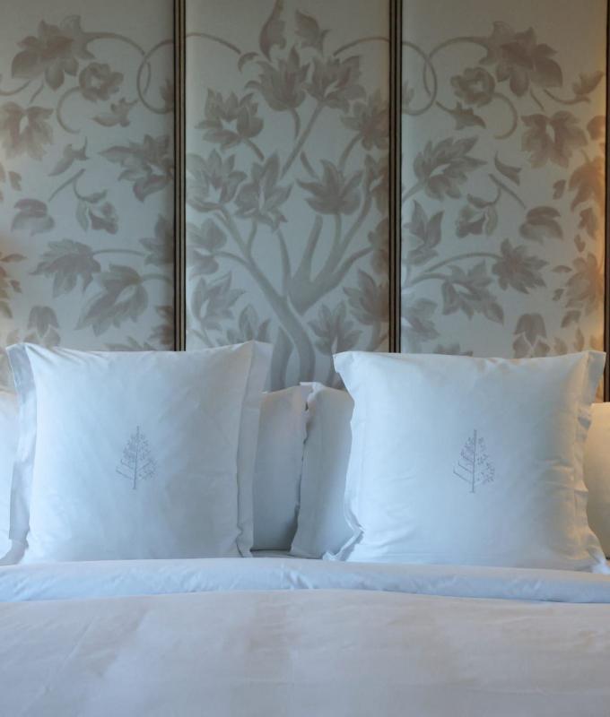 لماذا تبدو غرف الفنادق أجمل من غرفنا؟ مهندسة تصميم داخلي تكشف السبب