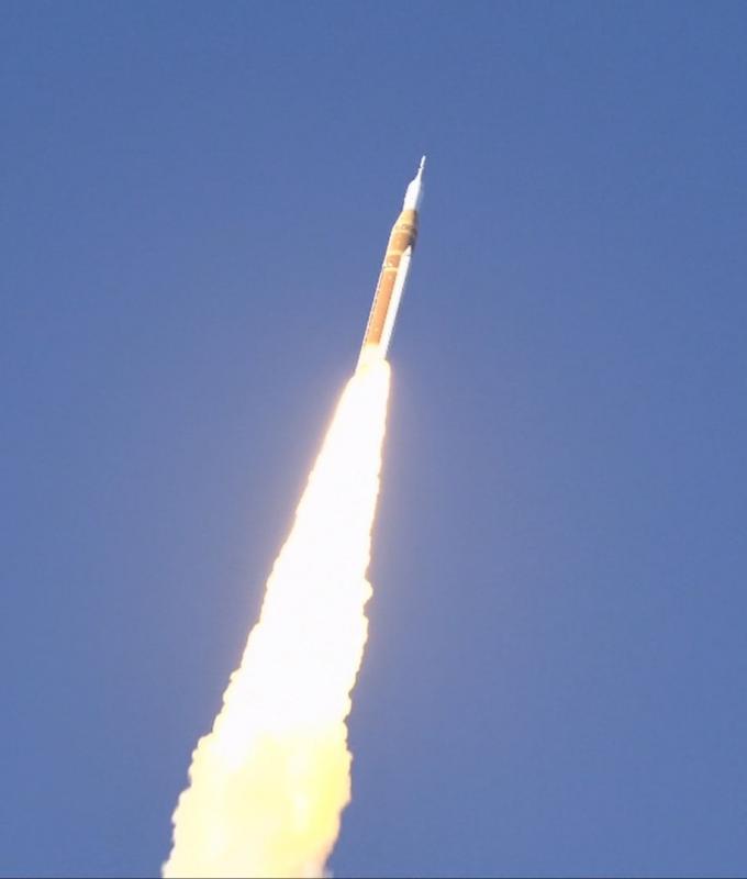 ناسا تطلق أول مهمّة مأهولة إلى القمر منذ عقود