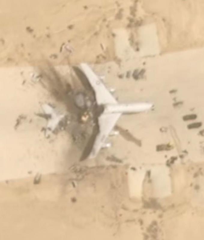 صور حديثة من قاعدة سعودية تظهر طائرة الإنذار الأمريكية المحطمة بضربة إيرانية وطائرات أخرى مكشوفة