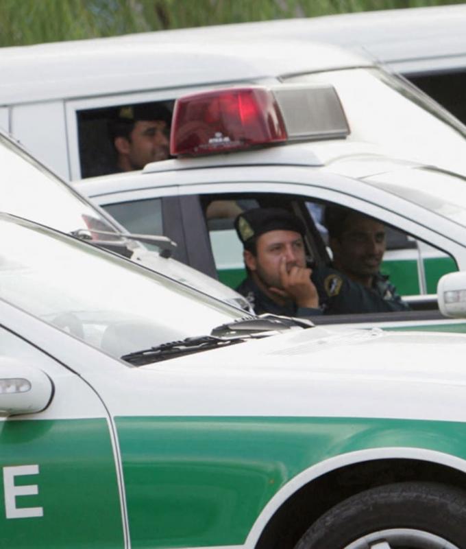 لقطات يبدو أنها تُظهر الشرطة الإيرانية تطلق النار على مروحيات عابرة