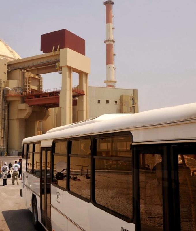 "قد ينهي الحياة في عواصم الخليج".. وزير خارجية إيران يحذر بعد استهداف محطة بوشهر النووية