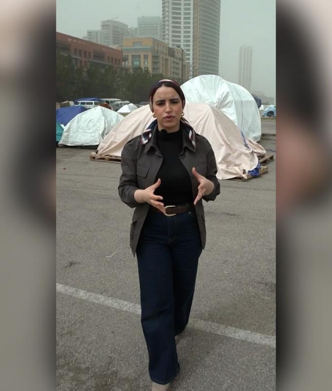 كاميرا CNN توثق رد فعل نازحين لبنانيين بجولة داخل أحد المخيمات في بيروت