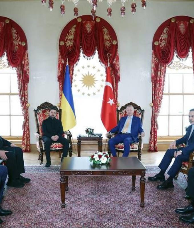 إردوغان
      بحث
      مع
      زيلينسكي
      سُبل
      إنهاء
      حرب
      روسيا
      وأوكرانيا
      وقضايا
      أمنية