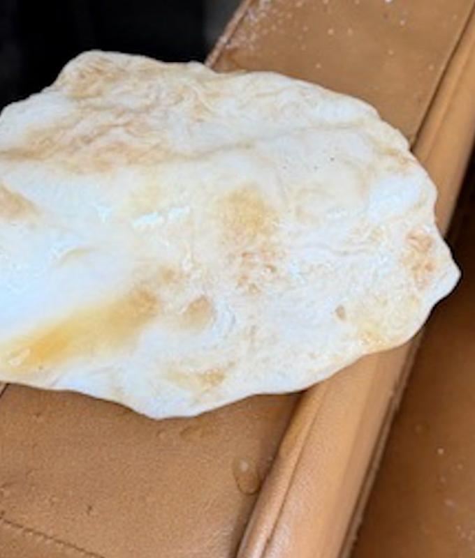 كتلة جليدية تخترق سقف منزل لتسقط على أريكة.. وتحقيق فيدرالي حول مصدرها