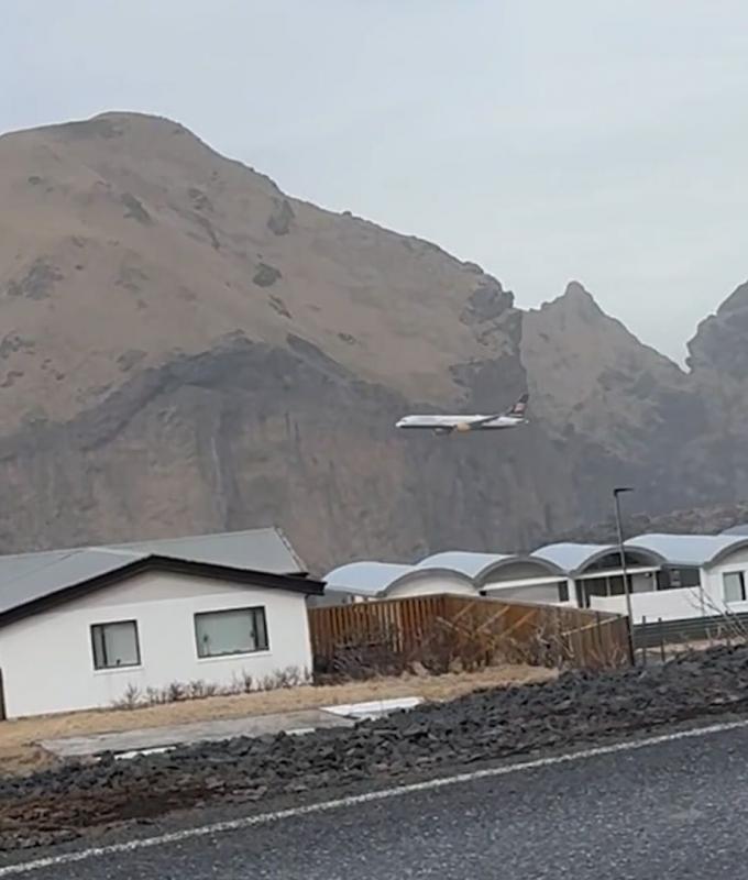 فيديو يظهر طائرة ركاب تنحرف عن مسارها وتحلّق على ارتفاع مريب في آيسلندا