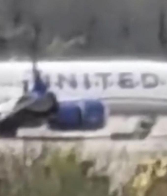 متابعة: "قنبلة محتملة".. أصوات تنبيه مشبوهة تُجبر رحلة طيران أمريكية على تغيير مسارها