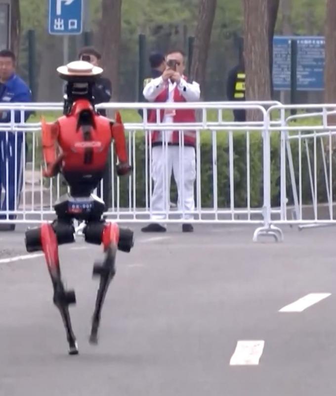 روبوت يتغلب على البشر في سباق نصف ماراثون بالصين