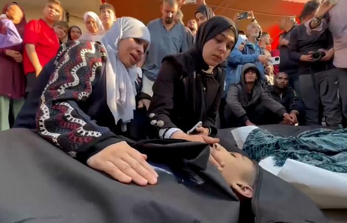 تشييع جثامين شهداء سقطوا في قصف طال سوق مخيم المغازي