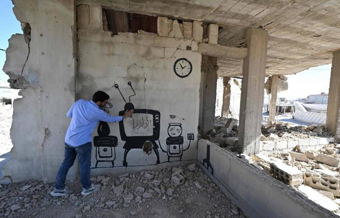 في
      داريا
      قرب
      دمشق...
      سوريون
      يعيدون
      بناء
      حياتهم
      وأحيائهم
      المدمرة