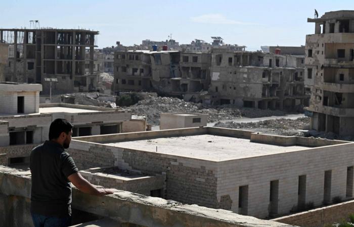 في
      داريا
      قرب
      دمشق...
      سوريون
      يعيدون
      بناء
      حياتهم
      وأحيائهم
      المدمرة