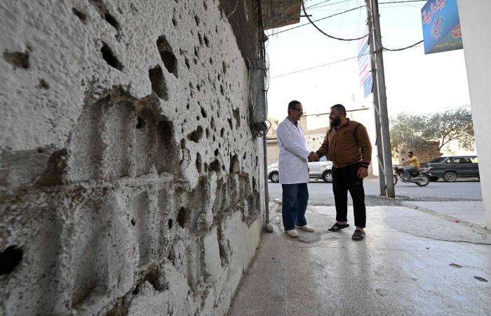 في
      داريا
      قرب
      دمشق...
      سوريون
      يعيدون
      بناء
      حياتهم
      وأحيائهم
      المدمرة