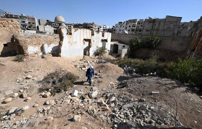 في
      داريا
      قرب
      دمشق...
      سوريون
      يعيدون
      بناء
      حياتهم
      وأحيائهم
      المدمرة