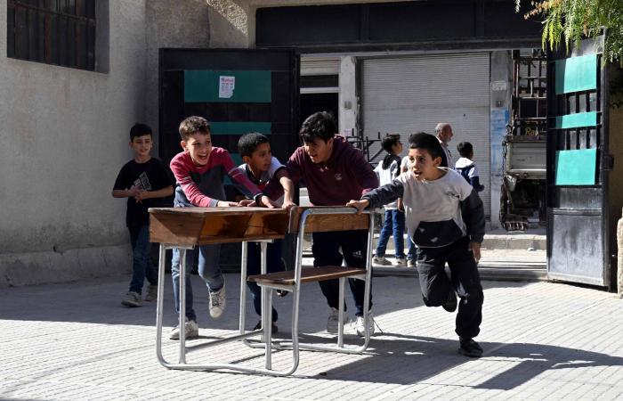 في
      داريا
      قرب
      دمشق...
      سوريون
      يعيدون
      بناء
      حياتهم
      وأحيائهم
      المدمرة