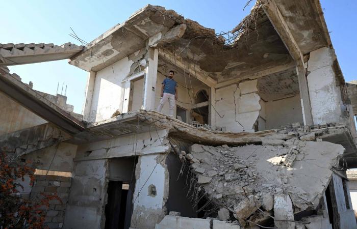 في
      داريا
      قرب
      دمشق...
      سوريون
      يعيدون
      بناء
      حياتهم
      وأحيائهم
      المدمرة