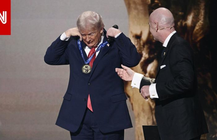 متابعة: ترامب أول رئيس يُمنح جائزة الفيفا للسلام.. ويجدد تهديده بضرب فنزويلا برا