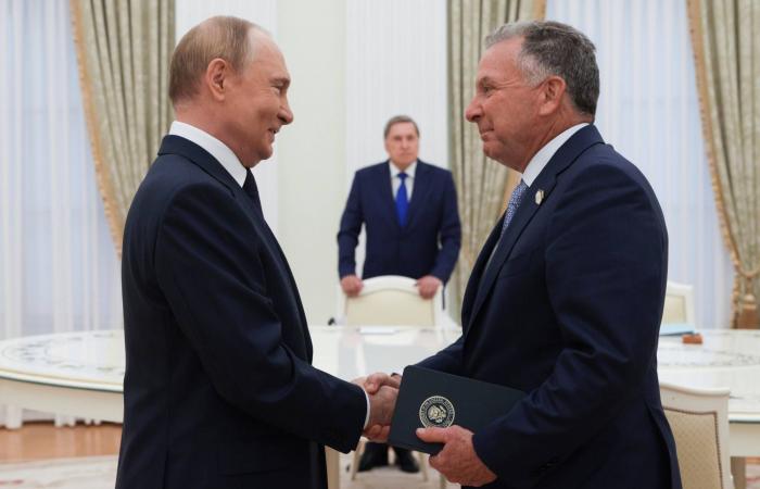 واشنطن
      وكييف
      تواصلان
      محادثات
      «السلام
      الصعب»
      في
      فلوريدا
      لليوم
      الثالث