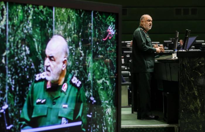 4
      روايات
      إيرانية
      عن
      انهيار
      «خيمة
      المقاومة»