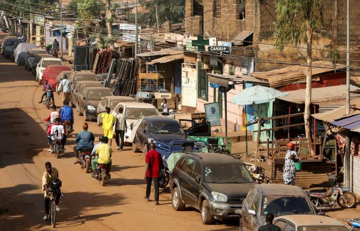 حكومة
      بنين
      تؤكد
      وقوع
      ضحايا
      جراء
      محاولة
      الانقلاب
      الأحد