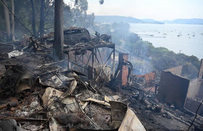 حرائق
      الغابات
      تدمر
      40
      منزلاً
      وتقتل
      رجل
      إطفاء
      في
      أستراليا