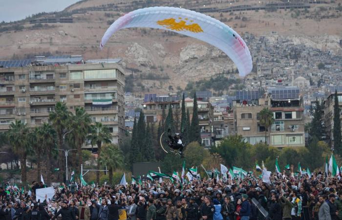 دمشق
      تستعيد
      لحظات
      الفرح
      الأولى
      بسقوط
      الأسد