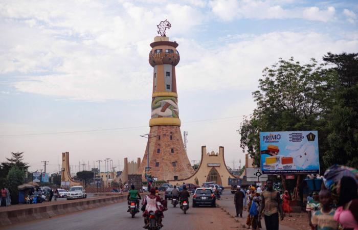 حكومة
      بنين
      تؤكد
      وقوع
      ضحايا
      جراء
      محاولة
      الانقلاب
      الأحد